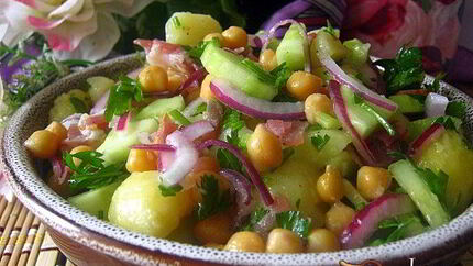 Картофельный салат с нутом и беконом