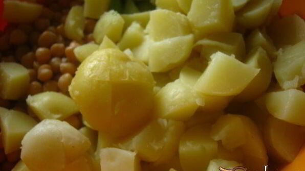 картофельный салат с нутом и беконом