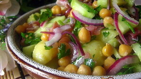 картофельный салат с нутом и беконом