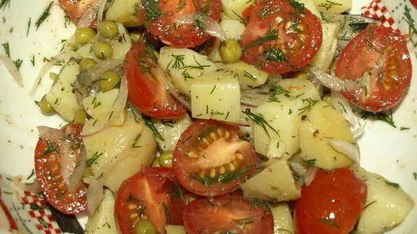 картофельный салат с помидорами и укропом