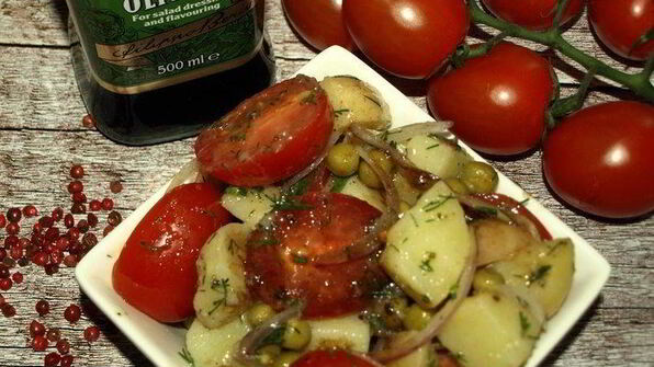 картофельный салат с помидорами и укропом