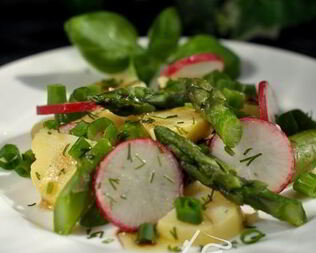 Картофельный салат с редиской и спаржей