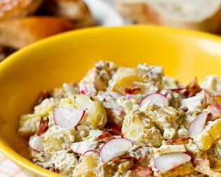 Картофельный салат с редисом и беконом