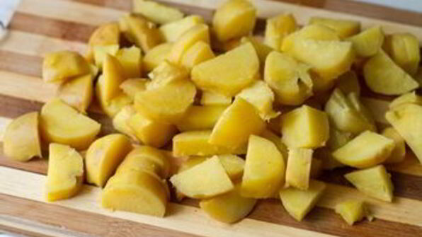 картофельный салат с редисом и беконом