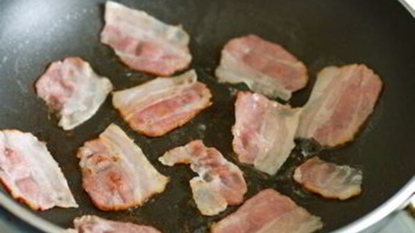 картофельный салат с редисом и беконом