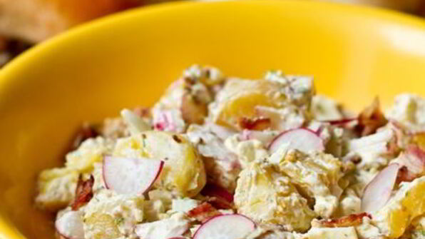 картофельный салат с редисом и беконом