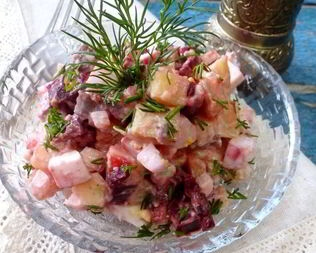 Картофельный салат с соленой сельдью и свеклой