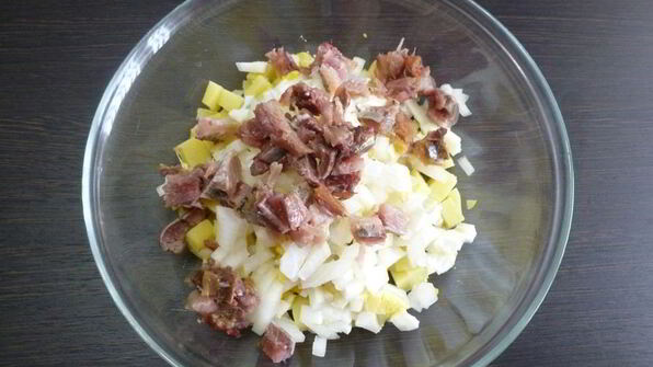 картофельный салат с соленой сельдью и свеклой