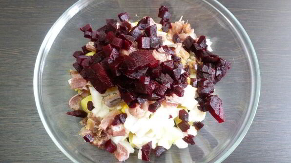 картофельный салат с соленой сельдью и свеклой