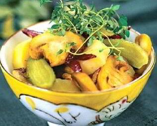 Картофельный салат с солеными огурцами и грибами