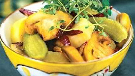 Картофельный салат с солеными огурцами и грибами