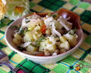 Постный картофельный салат с квашенной капустой и зеленым горошком