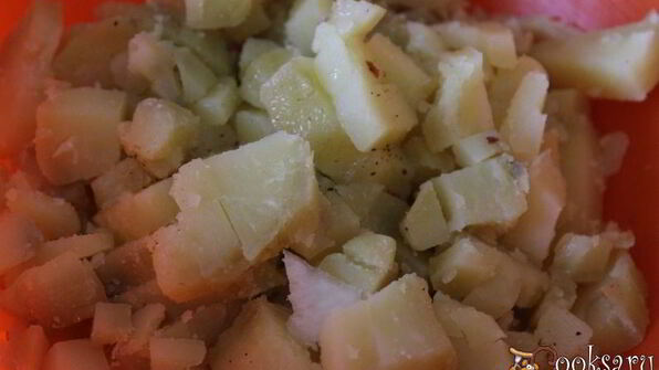 постный картофельный салат с квашенной капустой и зеленым горошком