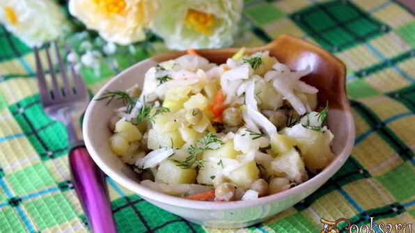 постный картофельный салат с квашенной капустой и зеленым горошком
