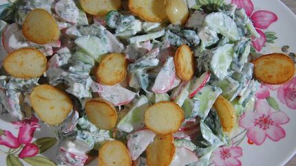 Салат из молодого картофеля с редисом и заправкой из феты