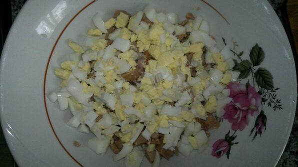 салат с картошкой и консервированными кальмарами