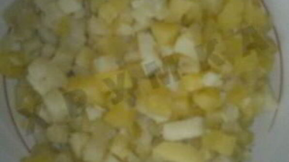 салат с картошкой и консервированными кальмарами