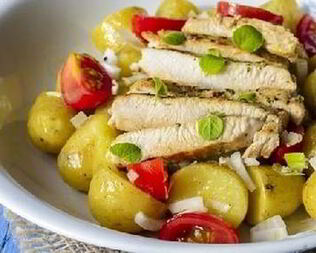 Салат с молодым картофелем и индейкой