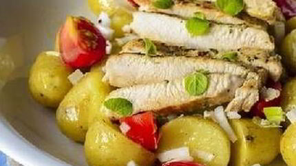 Салат с молодым картофелем и индейкой