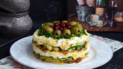 Салат с жареной картошкой