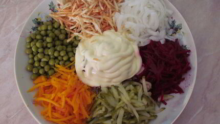 Салат с жареным картофелем, свеклой и мясом