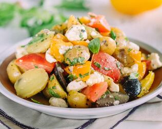 Средиземноморский картофельный салат с оливками и фетой