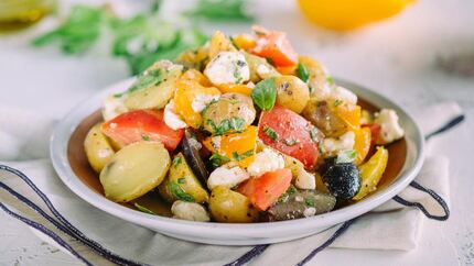 Средиземноморский картофельный салат с оливками и фетой