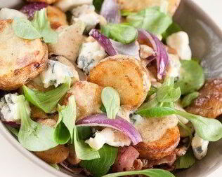 Теплый картофельный салат с маслинами, фетой и мятой