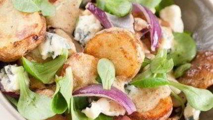 Теплый картофельный салат с маслинами, фетой и мятой