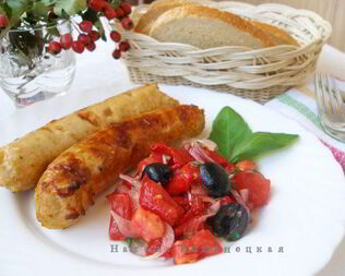 Куриные колбаски и салат из запеченных перцев и помидоров