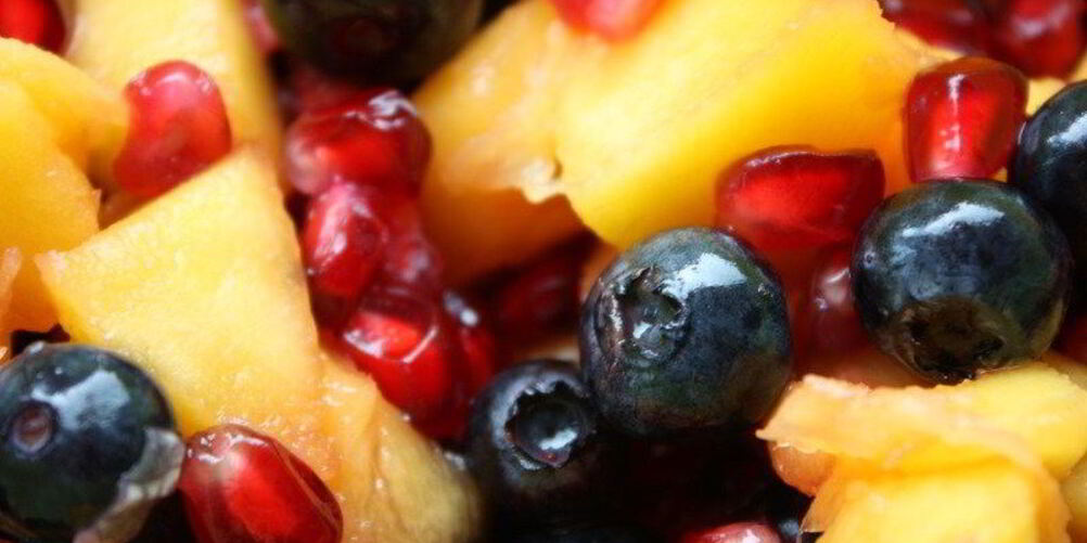 Рецепт летнего салата из манго, гранатовых зерен и черники