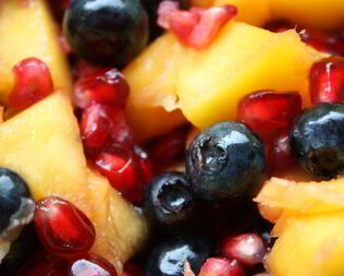 Летний салат из манго, гранатовых зерен и черники