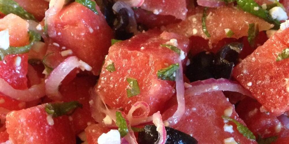 Рецепт летнего салата с арбузом, мятой и козьим сыром