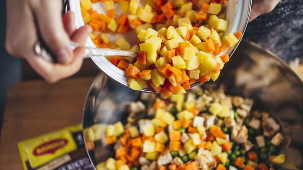 оливье с ароматной куриной грудкой