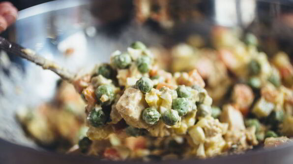 оливье с ароматной куриной грудкой