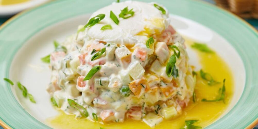 Рецепт оливье с куриной грудкой и яйцом пашот