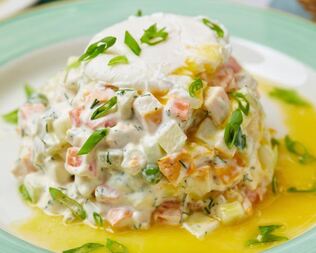 Оливье с куриной грудкой и яйцом пашот