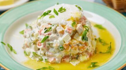 Оливье с куриной грудкой и яйцом пашот