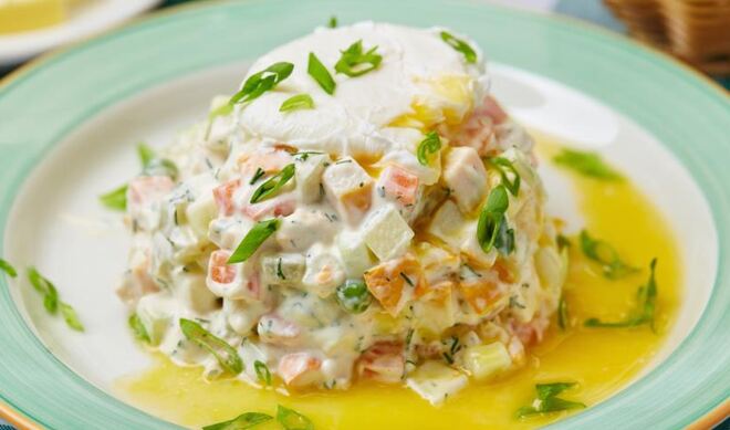 Оливье с куриной грудкой и яйцом пашот