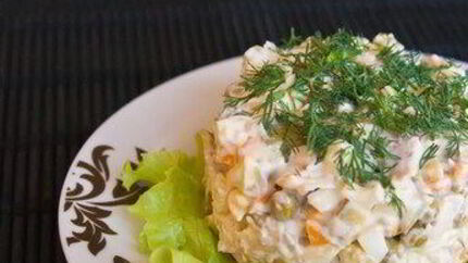 Оливье с олениной и перцем