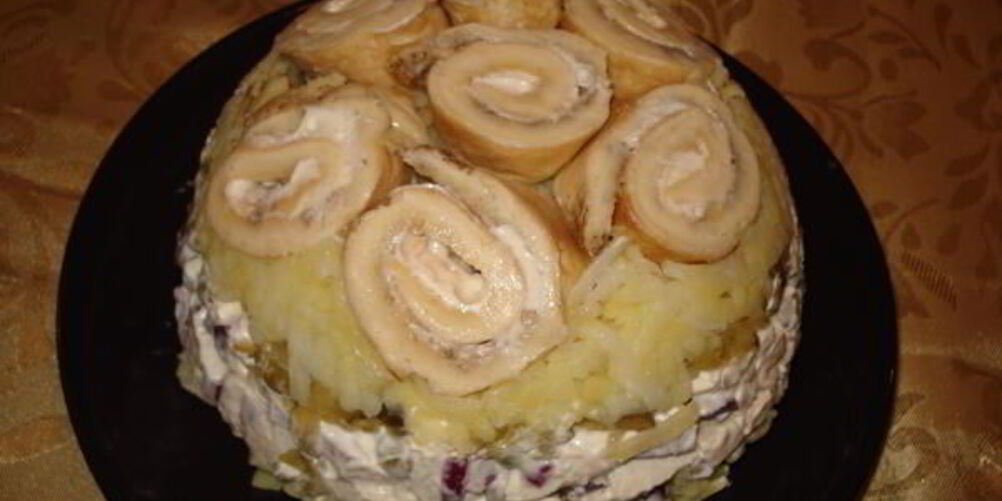 Рецепт оливье с омлетными рулетиками