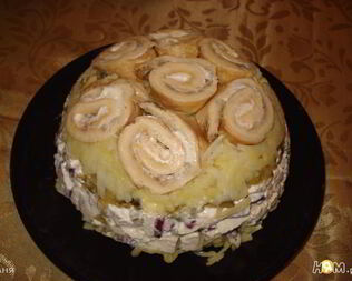 Оливье с омлетными рулетиками