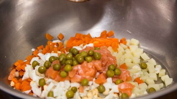 оливье со слабосоленой семгой