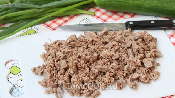 салат оливье с говядиной и свежими огурцами