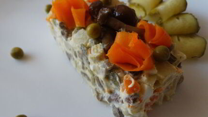 Салат оливье с грибами