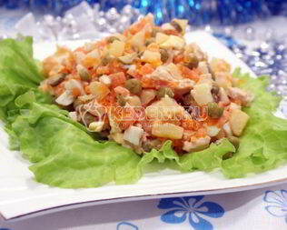 Салат Оливье с курицей и икорной закуской