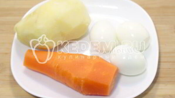 салат оливье с курицей и икорной закуской