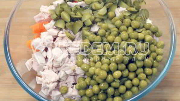 салат оливье с курицей и икорной закуской