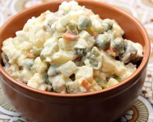 Салат Оливье с солеными огурцами