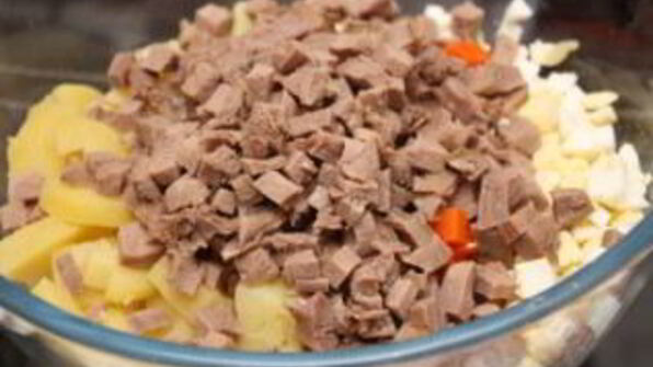 салат оливье с солеными огурцами